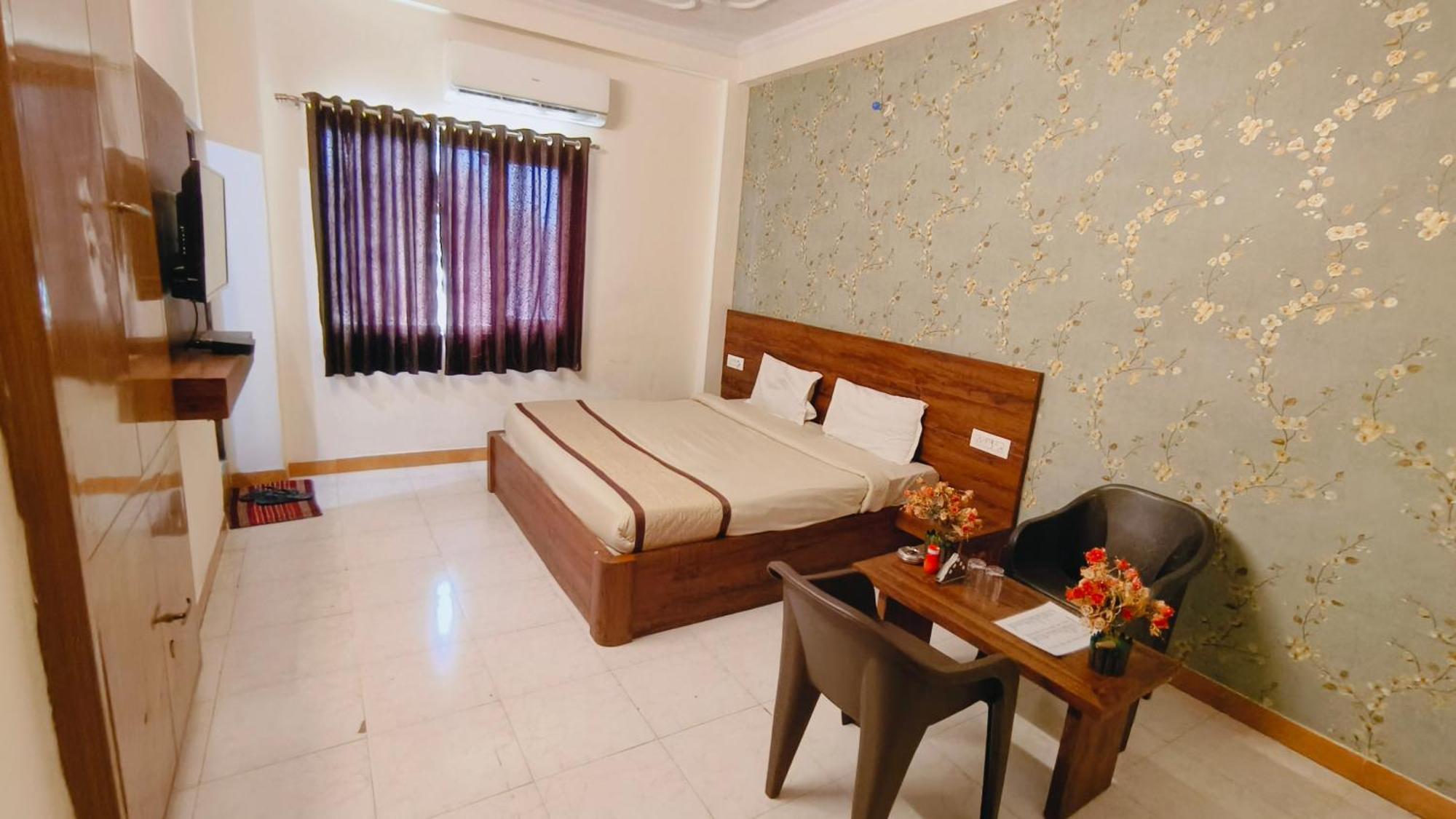 Elegant, Near Mansarovar,